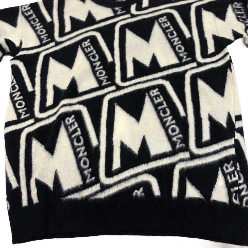 Moncler Sweater is a fine cashmere , lightweight.